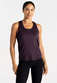 Top sin mangas de color púrpura jaspeado con un escote redondo y un diseño deportivo, combinado con leggings negros ajustados. La parte superior presenta un pequeño logo.