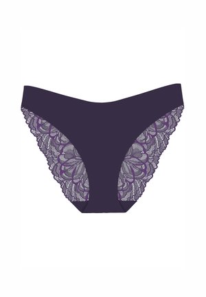 Fioletowy strój kąpielowy typu bikini z gładkim przodem i skomplikowanym koronkowym wykończeniem w kwiatowy wzór po bokach. Miękka tkanina z falbaniastymi brzegami.