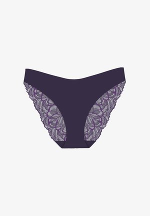 Costume da bagno viola a slip con parte frontale liscia e dettagli in pizzo intricati a motivo floreale sui lati. Tessuto morbido con bordi ondulati.