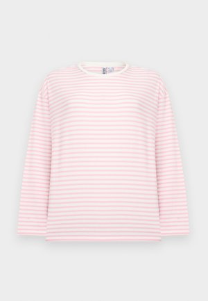 Chemise à manches longues avec des rayures horizontales roses et blanches, col rond, coupe ample, présentée sur un fond uni.