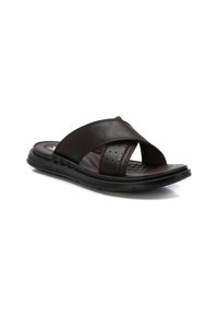 Sandal de cuero marrón tipo slide con diseño de tiras cruzadas, acentos perforados y una suela de goma negra para flexibilidad y comodidad.