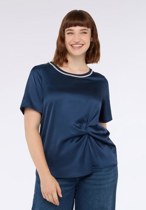 Navy Satin-T-Shirt mit kurzen Ärmeln, einem Rundhalsausschnitt, der mit Strasssteinen verziert ist, und einem Twist-Detail an der Vorderseite. Glatte Textur und lockere Passform.
