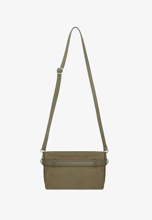 Mała prostokątna torebka na ramię z oliwkowego zamszu z regulowanym paskiem i srebrnym metalowym logo marki z przodu.