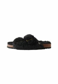 Sorte pelsforede tøfler med to fluffy accents, korkfodseng og en tekstureret gummisål, der har subtile detaljer i guldhardware.