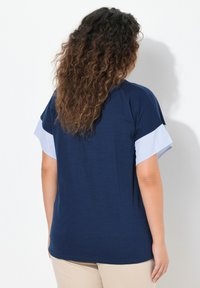 Ulla Popken STRIPED TRIM SHORT SLEEVE - Camiseta estampada - inky blue