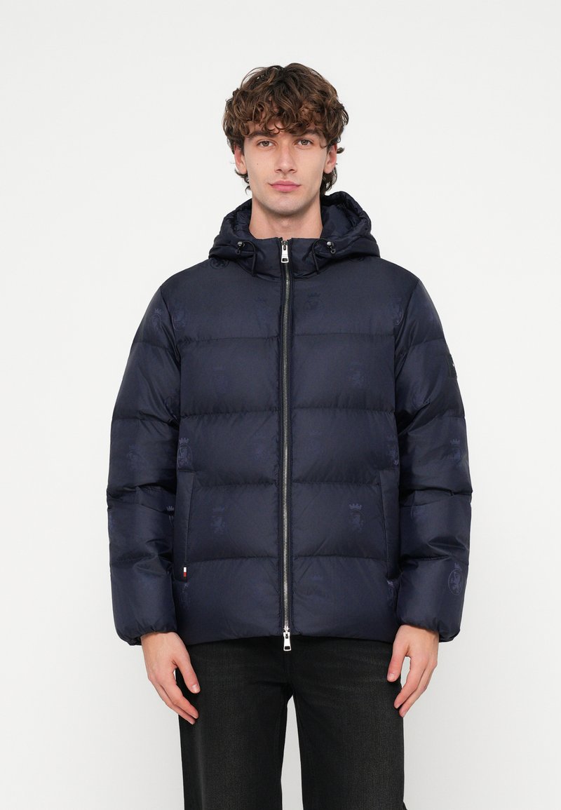 Tommy Hilfiger TH CREST PRINT DOWN PUFFER JACKET - Bunda z prachového peří - desert sky