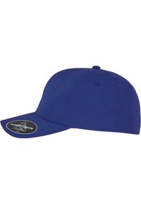 Cappellino blu navy realizzato in tessuto liscio, con visiera curva e bottone superiore. Include una toppa con logo circolare sulla parte frontale.