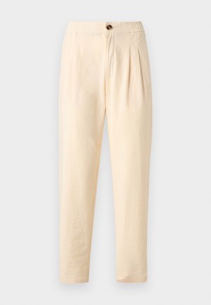 Svetlo béžové nohavice s vysokým pásom, záhybmi, zapínaním na gombík a zúženými nohavicami, zobrazené na jednofarebnom pozadí.