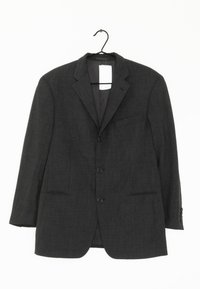 Grå blazer i texturerad tyg, med spetsig krage, fyra framknappar, två fickor och en hängande ögla upptill.