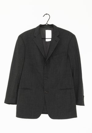Grauer Blazer aus strukturiertem Stoff, mit einem Reverskragen, vier vorderen Knöpfen, zwei Taschen und einer Aufhängeschlaufe oben.