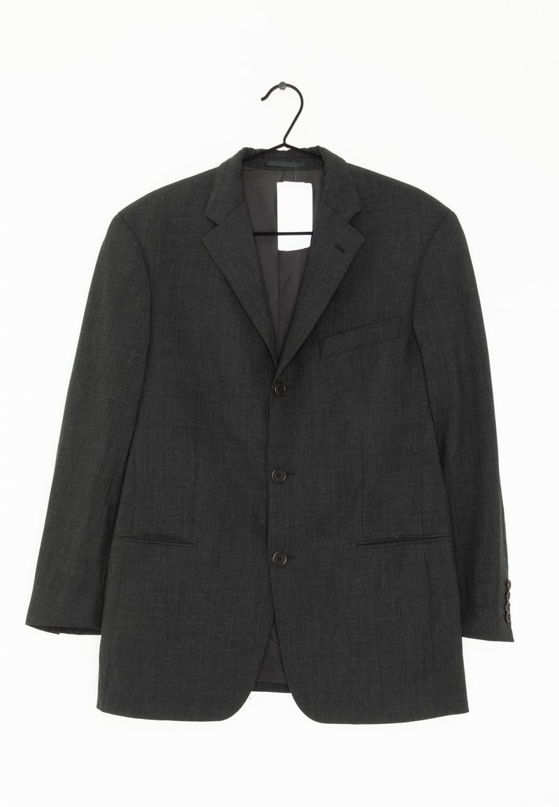 Grå blazer i texturerad tyg, med spetsig krage, fyra framknappar, två fickor och en hängande ögla upptill.