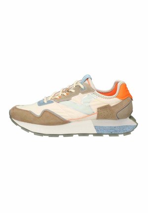Sneakers in suede beige e rete, con accenti blu e arancioni, dotati di una suola intermedia a strati e suola esterna testurizzata.