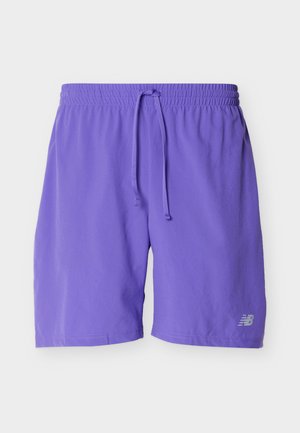 Paarse atletische shorts met elastische tailleband en trekkoord, met een klein reflecterend New Balance-logo op het onderbeen aan de linkerkant.