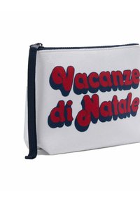 Witte stoffen zak met gedurfde rode en blauwe tekst "Vacanze di Natale", voorzien van een marineblauwe ritssluiting en een platte bodem voor stabiliteit.