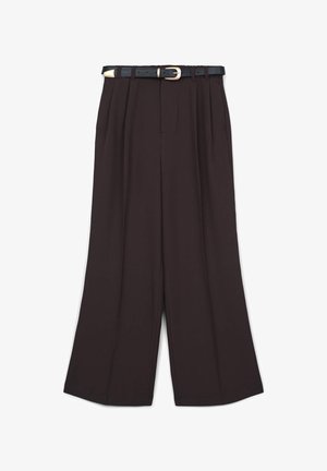 Pantaloni larghi marroni con pieghe, dotati di una cintura nera con fibbia dorata. Tessuto liscio e design alla caviglia.