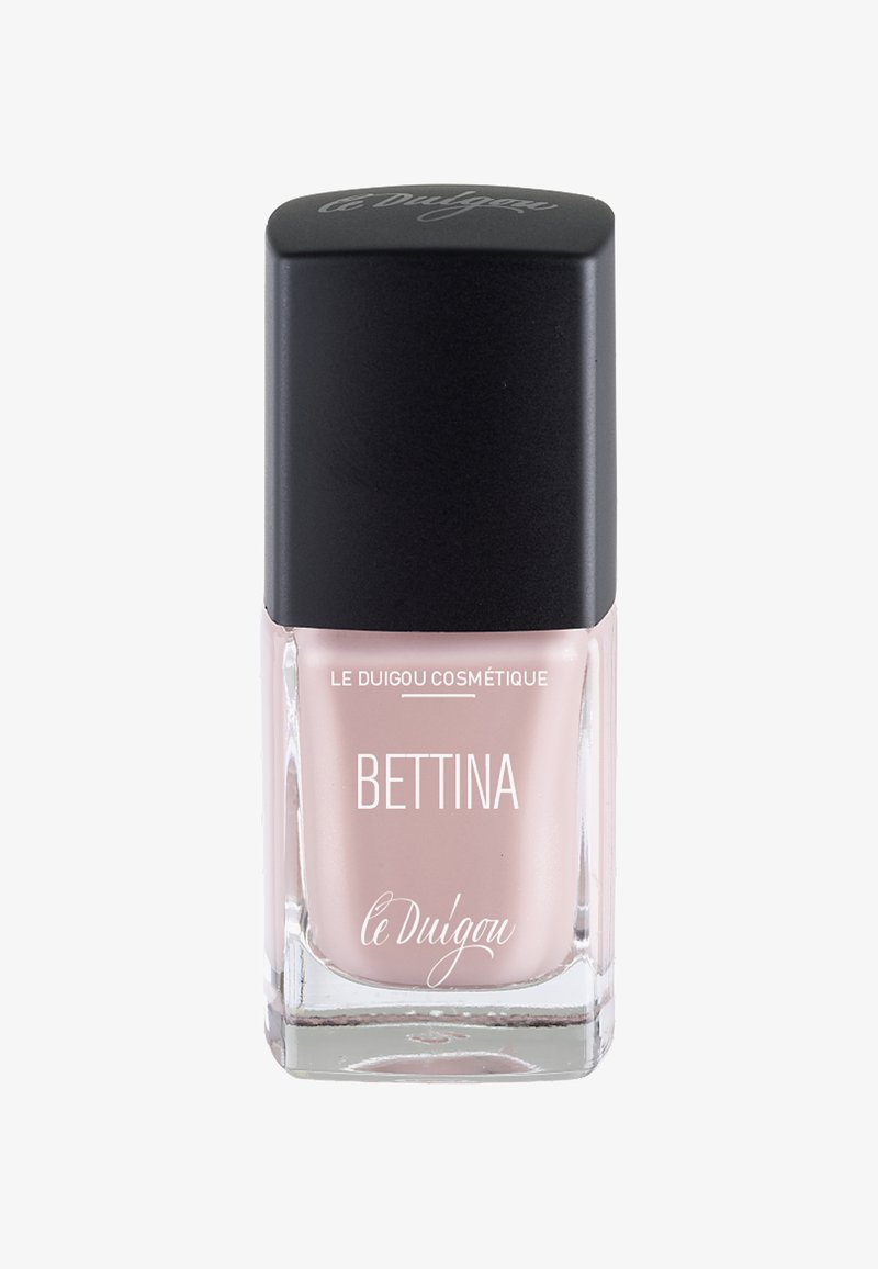 Nagellack in einer rechteckigen Glasflasche mit klarem Boden und hellrosa Farbton, bedeckt mit einem mattschwarzen Deckel, der weißen Text trägt.