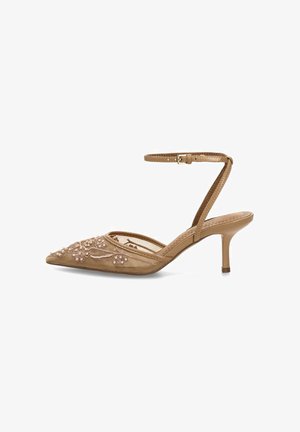 Zapato beige de punta estrecha con tacón bajo, parte superior de malla, bordado floral y una fina correa en el tobillo con cierre de hebilla.