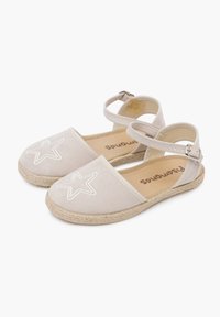 Beige canvas schoenen met sterrenborduurwerk, open zijkanten, enkelriem en espadrille-achtige jutesolletjes. Stevige maar flexibele constructie.