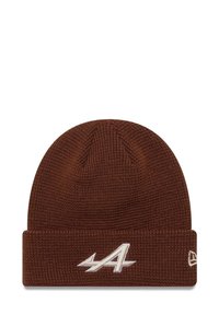 Brązowa dzianinowa czapka z prążkowanym wzorem i podwiniętym wykończeniem. Z przodu znajduje się haftowana biała litera "A".