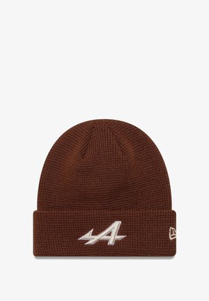 Brązowa dzianinowa czapka z prążkowanym wzorem i podwiniętym wykończeniem. Z przodu znajduje się haftowana biała litera "A".