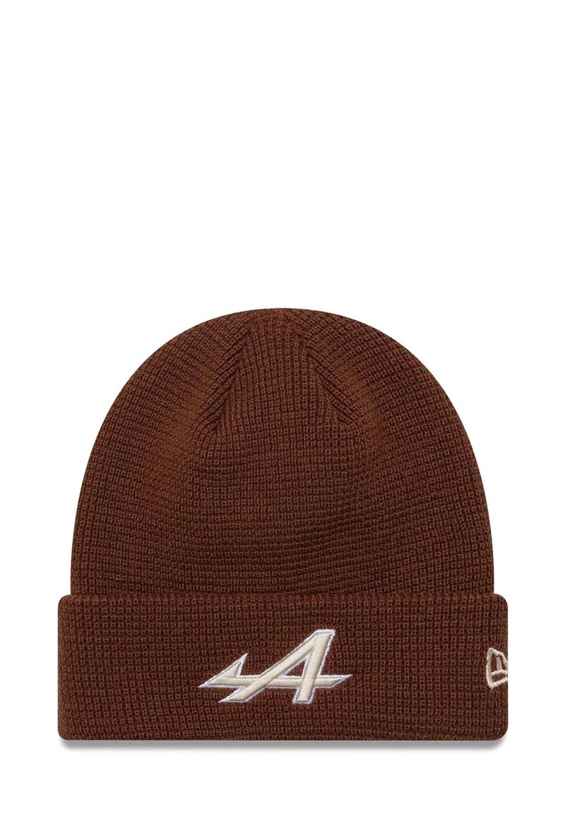 Brązowa dzianinowa czapka z prążkowanym wzorem i podwiniętym wykończeniem. Z przodu znajduje się haftowana biała litera "A".