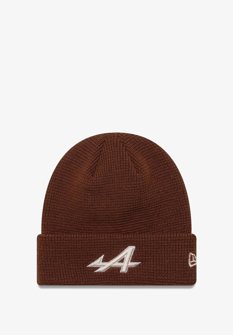 Brązowa dzianinowa czapka z prążkowanym wzorem i podwiniętym wykończeniem. Z przodu znajduje się haftowana biała litera "A".