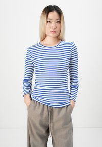Blauw en wit gestreepte langemouwen top met een ronde halslijn en ribbelstructuur, voorzien van een afgeronde zoom en gegolfde mouwranden.