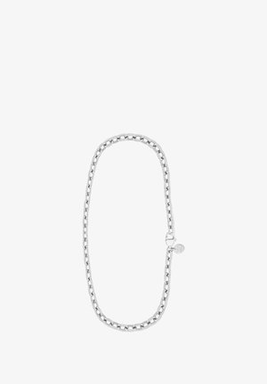 Zilverkleurige metalen ketting met grote ovale schakels en een karabijnsluiting. Voorzien van een kleine ronde bedel. Gladde, glanzende oppervlakte.