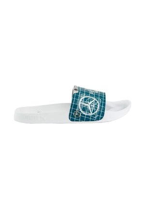 Sandale slide blanche avec une bride bleue présentant un design technique blanc et un logo circulaire.