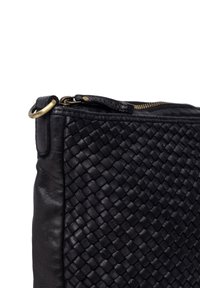 Clutch in pelle nera con texture intrecciata, dotato di una zip dorata e dettaglio in metallo a forma di anello sul lato per il fissaggio o il trasporto.