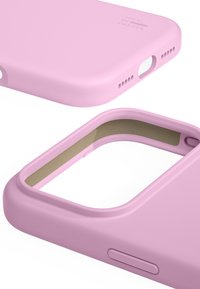 Roze siliconen telefoonhoesje met een gladde textuur, nauwkeurige uitsparingen voor camera en poorten, en een beige voering aan de binnenkant. Voorzien van een zijknop.