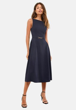 Navyblaues Midikleid mit tailliertem Oberteil, schwingendem Rock und einem goldakzentuierten Gürtel. Glatter Stoff mit leichtem Glanz, ärmelloses Design.