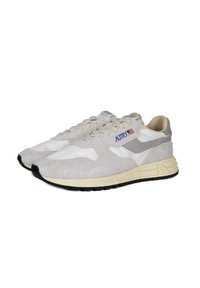 Sneakers in pelle scamosciata grigia chiara con accenti in tessuto bianco, punta arrotondata e suola in gomma nera. Presentano un logo sulla linguetta e un tallone imbottito.