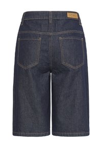Mørkeblå denim knælange shorts med to baglommer og lysebrun syning, med et brunt ICHI-mærke på taljebåndet.