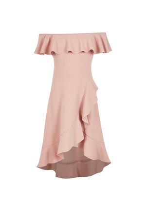 Robe rose blush épaules dénudées avec col à volants et ourlet asymétrique en couches avec détail de volants en cascade.