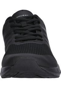 Schwarze Sportschuhe mit einem atmungsaktiven Mesh-Obermaterial und Gummisohle. Verfügt über eine traditionelle Schnürung und dezente Branding auf der Zunge.