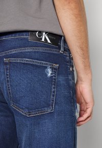 Calvin Klein Jeans Calças de ganga de corte afunilado - denim dark