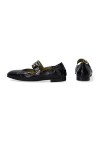 Schwarze Lacklederschuhe mit runder Zehenpartie, die mit einem dekorativen Schnallenriemen und einer strukturierten Oberfläche versehen sind. Niedriger Absatz und grüne Innenauskleidung.
