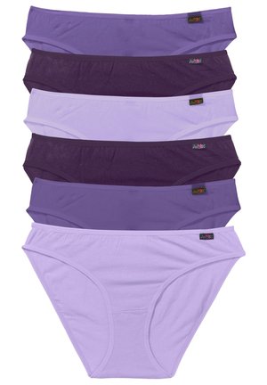 Cinque paia di mutande in cotone per donna in diverse tonalità di viola, caratterizzate da una texture liscia ed elastici in vita. Ogni paio ha una piccola etichetta.