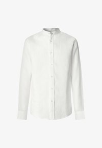 Camisa blanca de hombre de manga larga con cuello mao y cierre frontal de botones, diseño liso, corte entallado, sin patrones ni logotipos.