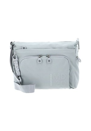 Sac messager gris clair en tissu texturé, avec une sangle réglable, une poche avant zippée et des détails de logo embossés.
