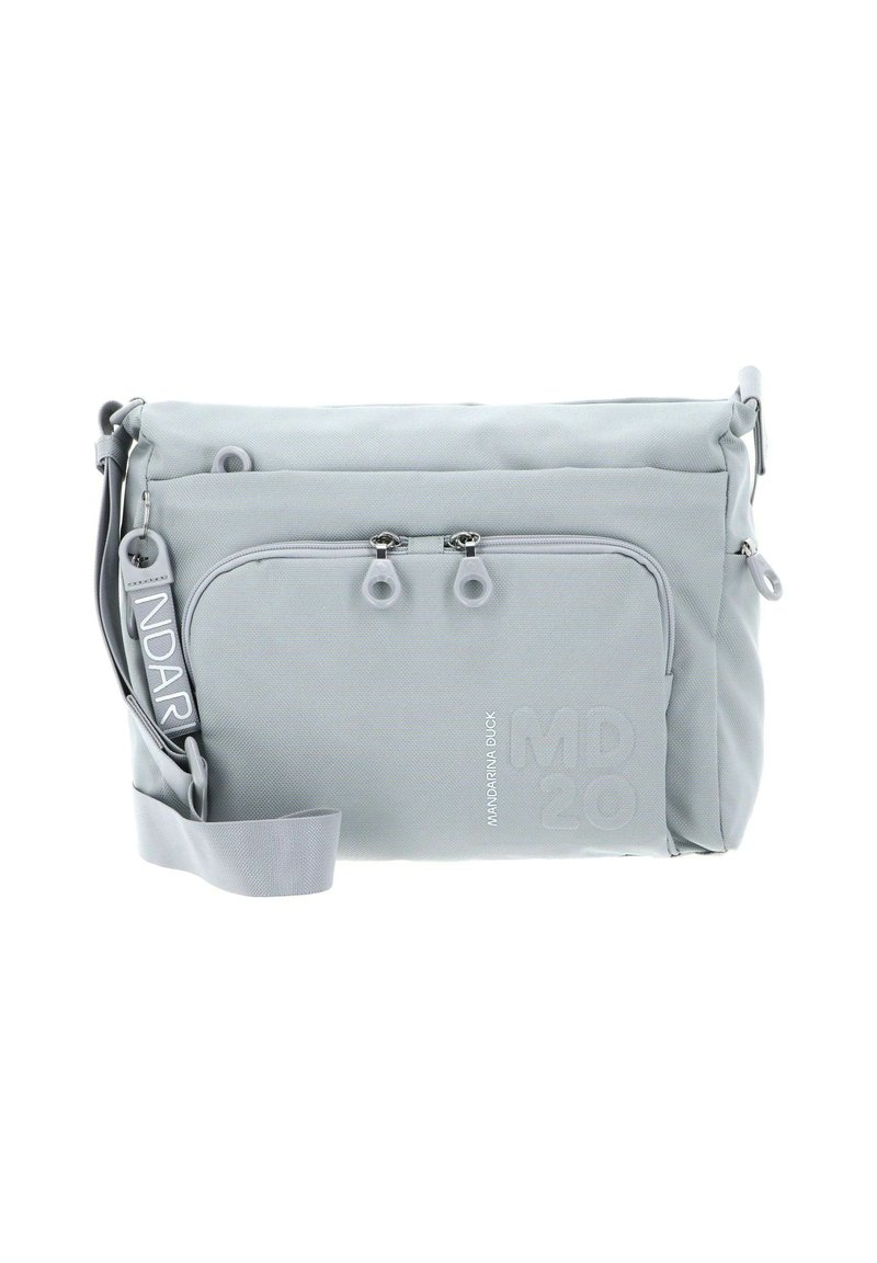 Sac messager gris clair en tissu texturé, avec une sangle réglable, une poche avant zippée et des détails de logo embossés.