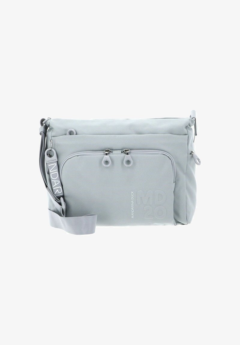 Sac messager gris clair en tissu texturé, avec une sangle réglable, une poche avant zippée et des détails de logo embossés.