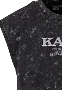 T-shirt noir à manches courtes avec un motif texturé marbré. Dispose d'un logo brodé blanc et de texte sur le devant.