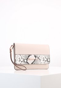 Bolso de mano de cuero beige con solapa con estampado de serpiente, presenta un acento en oro rosa y una correa desmontable. Textura suave, forma rectangular.