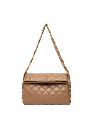 Borsa a tracolla in pelle trapuntata color tan con tracolla a catena dorata e piccolo logo dorato sulla patta frontale.