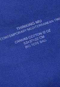 Borsa tote grande in cotone blu canvas con superficie testurizzata, dimensioni 53x37x22 cm, etichettata "Thinking Mu" e "Mediterraneo Contemporaneo."