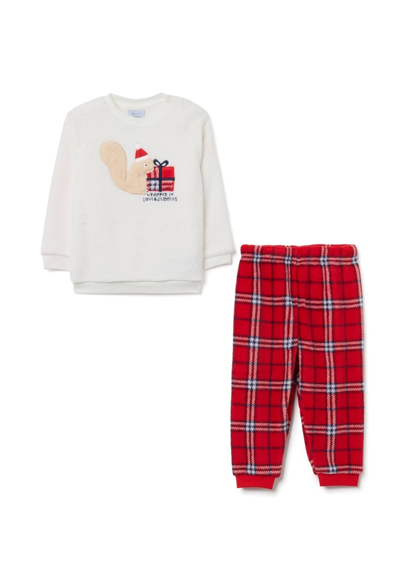 El conjunto de pijama para niños presenta una camiseta de manga larga color crema con un gráfico de ardilla y texto, combinada con pantalones de felpa a cuadros rojos con puños acanalados.