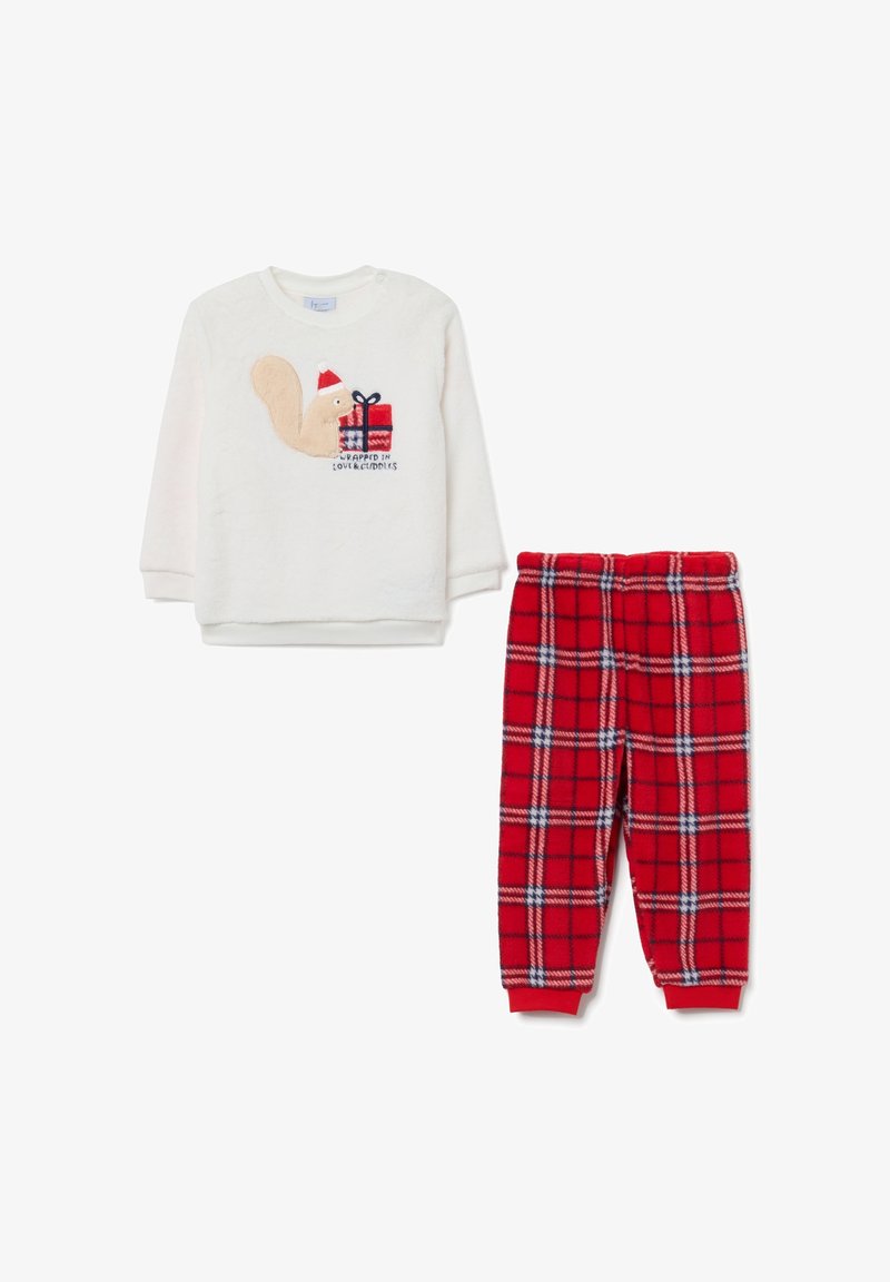 El conjunto de pijama para niños presenta una camiseta de manga larga color crema con un gráfico de ardilla y texto, combinada con pantalones de felpa a cuadros rojos con puños acanalados.