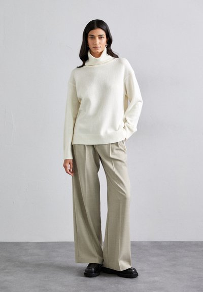 Filippa K RELAXED TURTLE NECK - Striktrøje - offwhite
